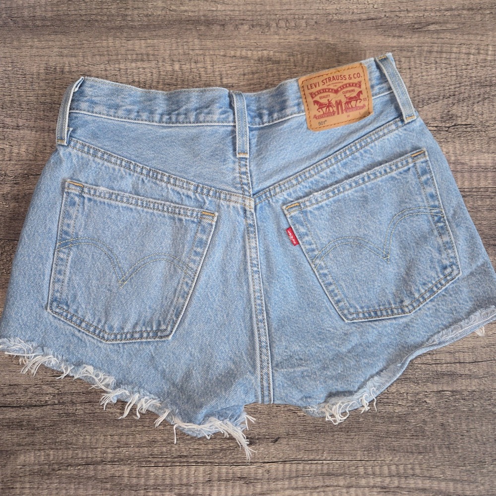 Levis 501 Original High Waisted Denim Cut Off Shorts Light Wash Blue W26 - Picture 2 of 10